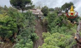 Maltempo in Campania frana a Mergellina evacuati tre appartamenti