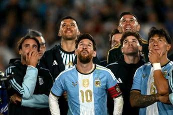 Messi i regali per laddio allArgentina dal bracciale della leggenda ai cartellini dellarbitro e la Coppa America