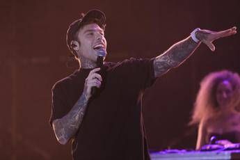 Milano cameriere fa una foto a Fedez in discoteca e viene aggredito dai buttafuori indagini in corso