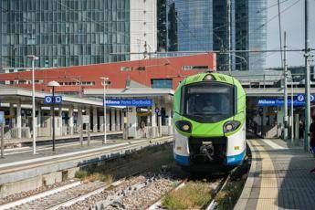 Milano giovane investita da treno a Porta Garibaldi solo lievi ferite