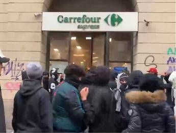Milano riparte la guerriglia in centro giovani sfondano vetrine saccheggiato un supermercato