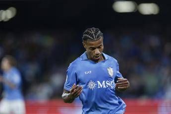 Napoli lesione muscolare per Neres gli azzurri perdono il brasiliano fino alla sosta