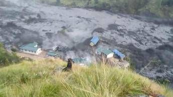 Nepal nuove inondazioni ponti e case spazzati via ci sono dispersi