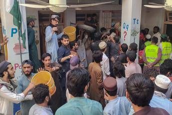 Pakistan crolla il tetto di una scuola a Peshawar morti e feriti