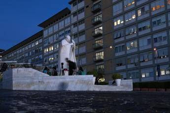 Papa Vaticano Bene la notte al Gemelli si e alzato e ha fatto colazione