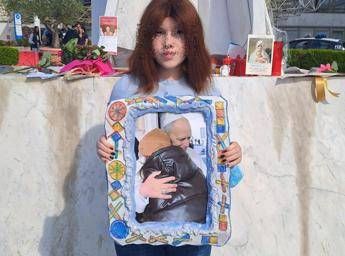Papa la gioia della enne Varvara per le dimissioni Ho avuto il cancro vorrei restituirgli quellabbraccio