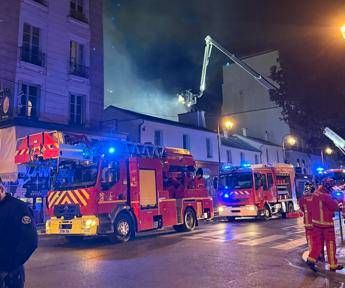 Parigi mercato degli Enfants Rouges devastato da un incendio