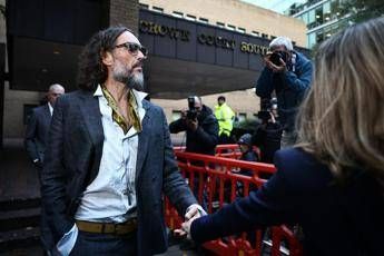 Processo a Russell Brand la terza accusatrice in aula Ho chiuso gli occhi e ho cercato di non essere li