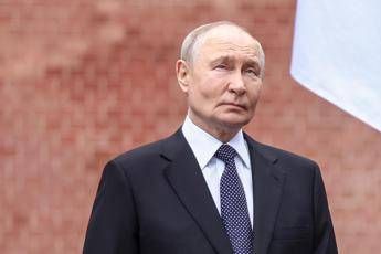 Putin compie anni dal trattore al coccodrillo ecco i regali piu assurdi ricevuti