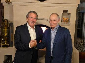 Putin festeggia il compleanno con Gerhard Schroeder lincontro a Mosca e il legame con la Russia