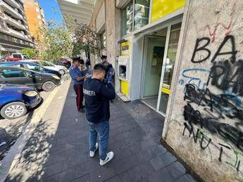 Roma buco nel muro e maschere di Halloween rapina da mila euro alle Poste della Garbatella