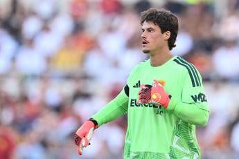 Roma infortunio per Svilar e stop di almeno un mese ecco quali partite salta e quando puo tornare in campo
