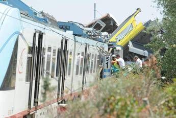 Scontro treni Andria definitive condanne per capostazione e capotreno e assoluzioni ex dirigenti