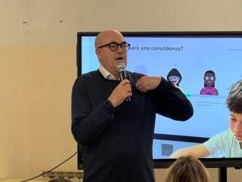 Scuola Battaglia Vik School su Behind your screen Creiamo consapevolezza alluso dei social