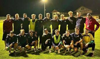 Sinner ritorno a casa e visita alla squadra del paese con foto di gruppo