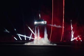 Tesla svela la Roadster lauto sportiva capace di volare in produzione dal