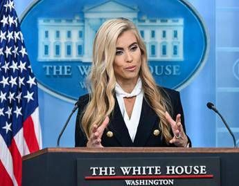 Trump la nuova portavoce Katie Zacharia si presenta solo domande e un lapsus
