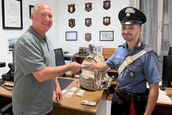 Turista dimentica zaino con oltre mila dollari sul treno Civitavecchia Roma cittadino gli salva la vacanza